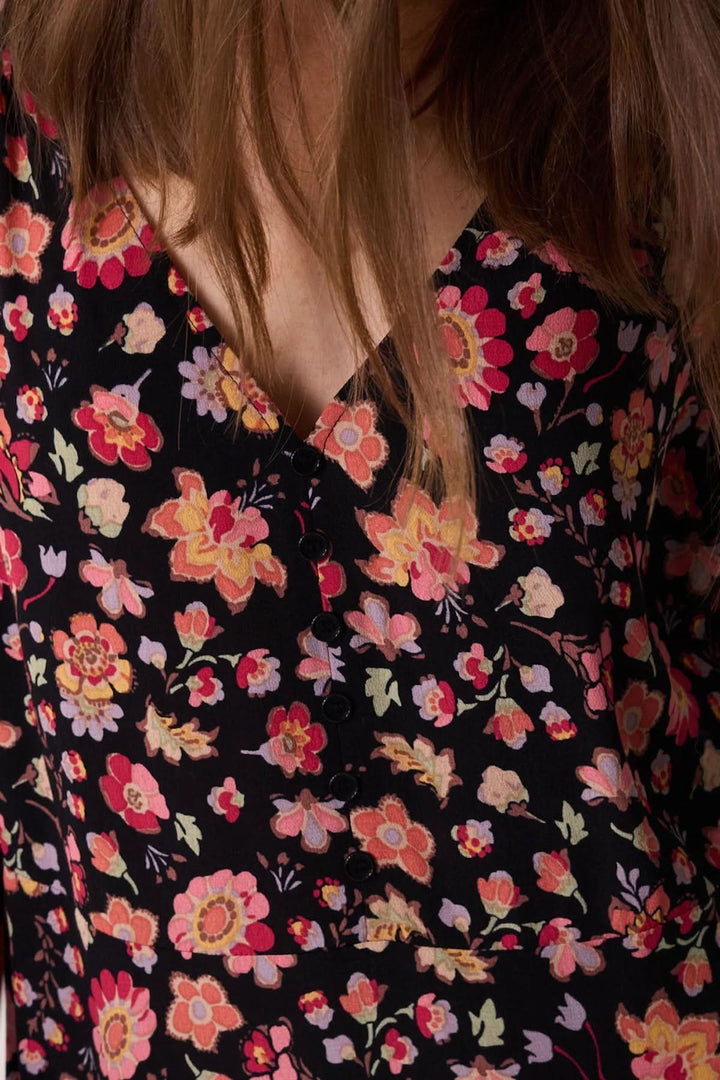 Détails de la robe Eliota Windy avec un imprimé floral coloré et un décolleté en V, parfaite pour l'automne.