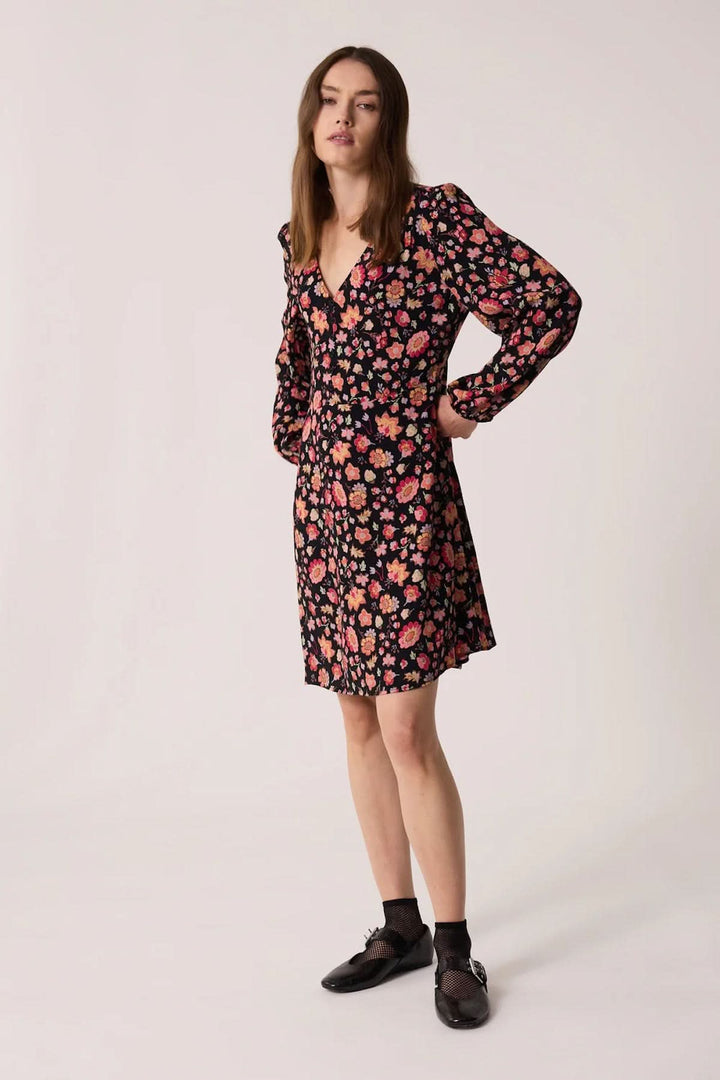 Robe Eliota Windy, robe fleurie à décolleté V, manches 3/4, idéale pour l'automne.