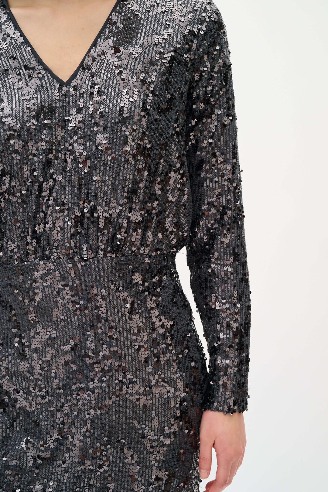 Robe Kimba à paillettes à manches longues avec col en V, idéale pour soirées festives, ajoutant une touche glamour et sophistiquée.