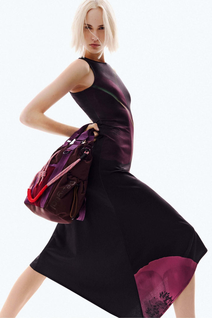 Robe asymétrique coquelicot sans manches, imprimé floral artistique, silhouette fluide et ourlet moderne, tenue élégante et décontractée.