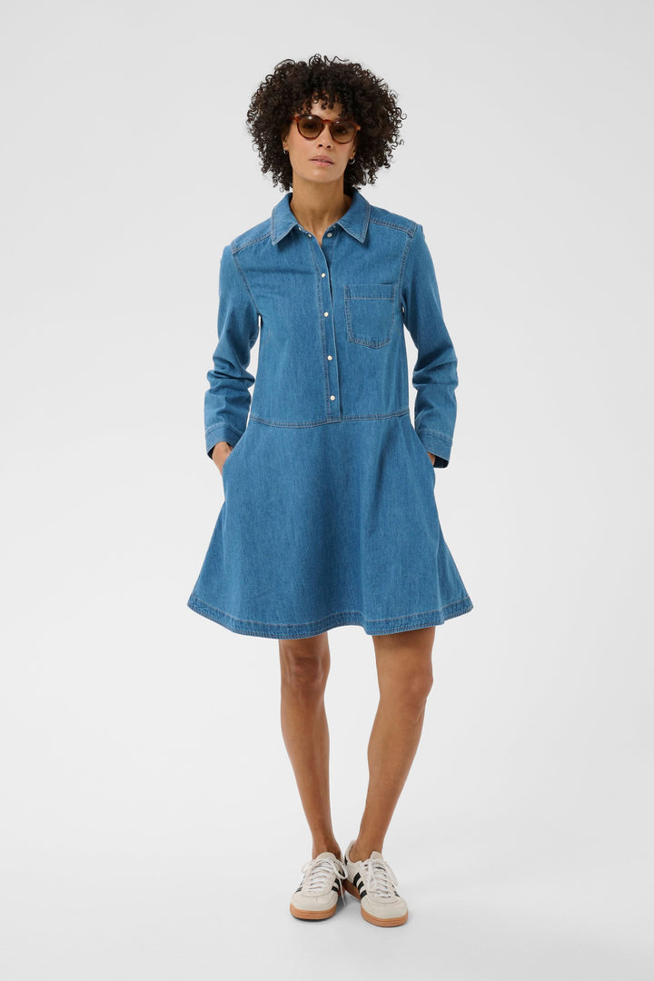Robe chemise Augustine en denim, coupe évasée, col structuré, manches longues, style décontracté et intemporel, pour une silhouette flatteuse.