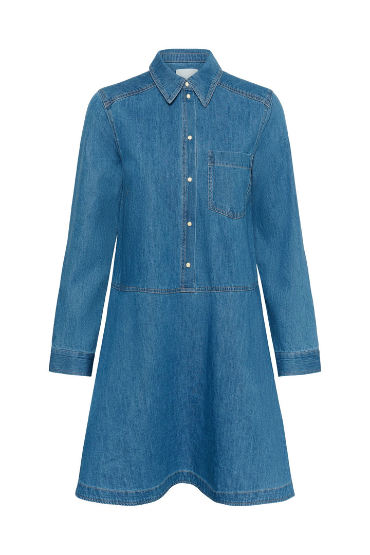 Robe chemise Augustine en denim bleu avec manches longues, poche poitrine et fermeture boutonnée, coupe évasée décontractée.