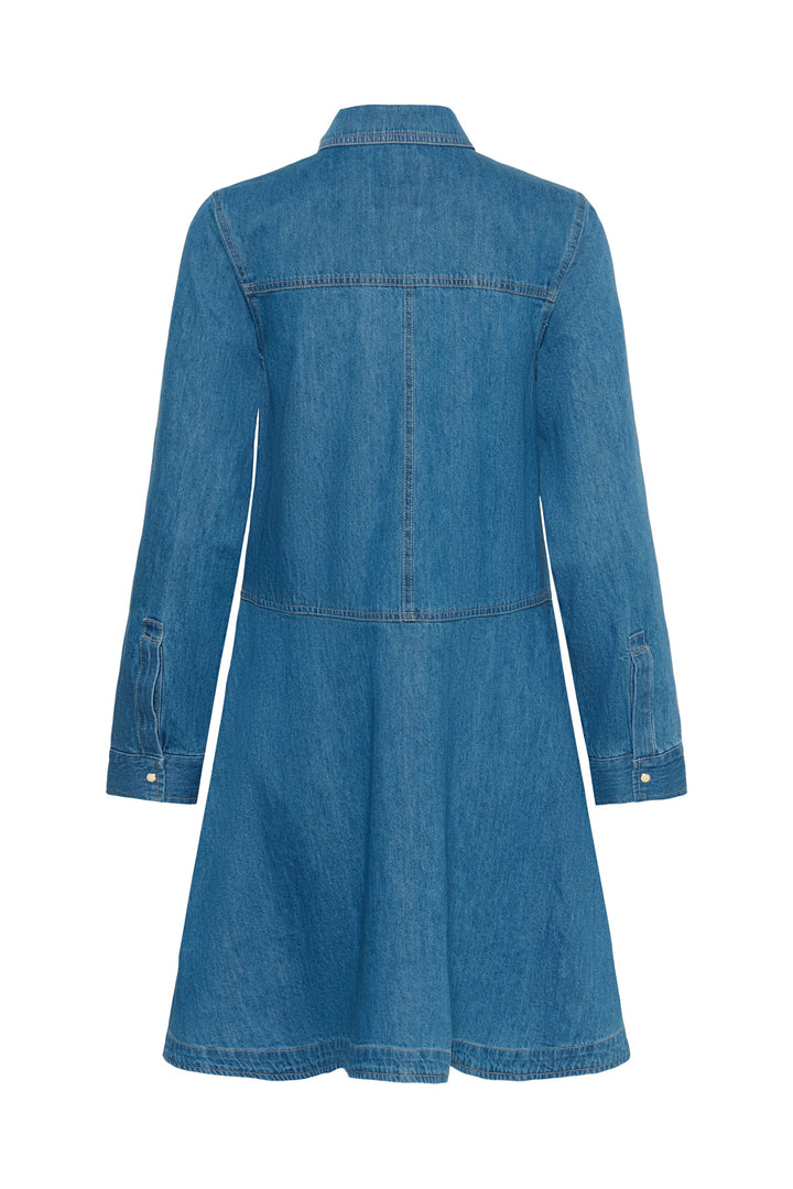 Robe chemise Augustine en denim bleu au style décontracté avec coupe évasée et manches longues.