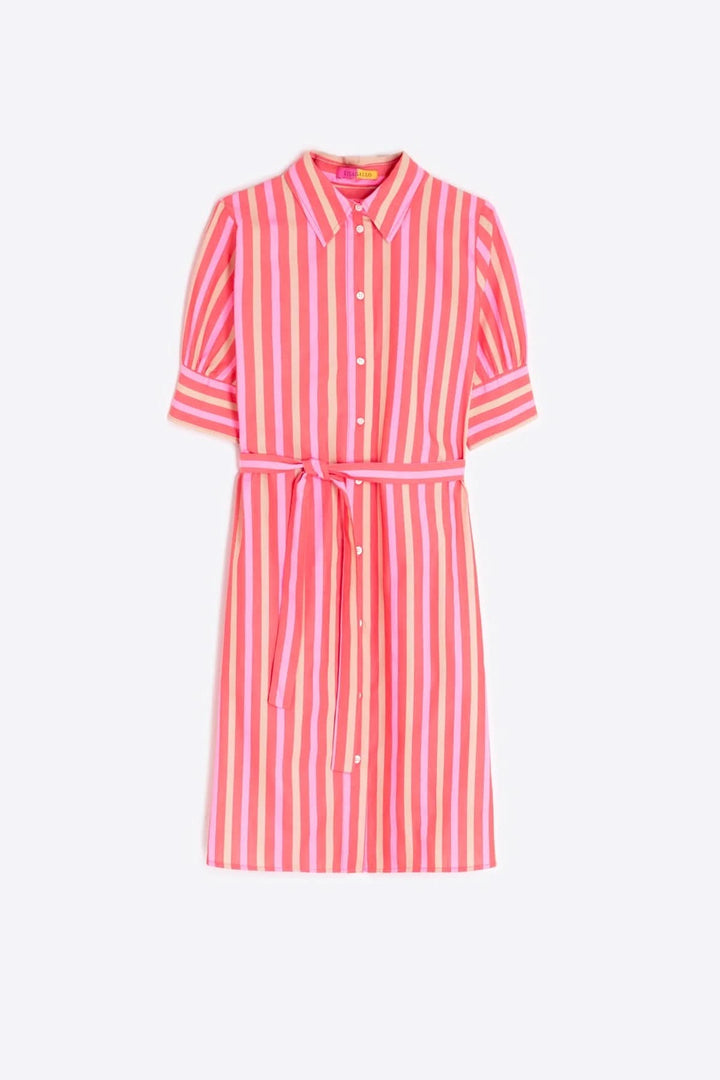 Robe chemise courte ceinturée à rayures roses et blanches, col chemise, fermeture boutonnée, manches mi-longues, ceinture à nouer.