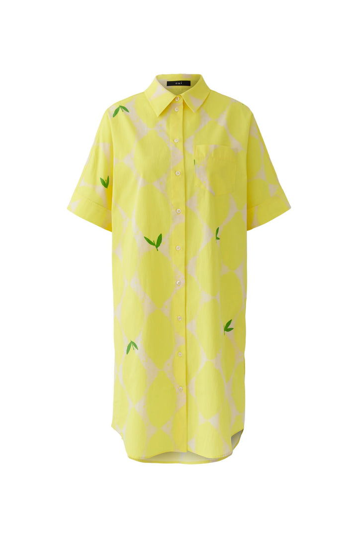 Robe chemise fluide imprimée jaune avec motifs, coupe ample, col classique et manches courtes, idéale pour un look décontracté.