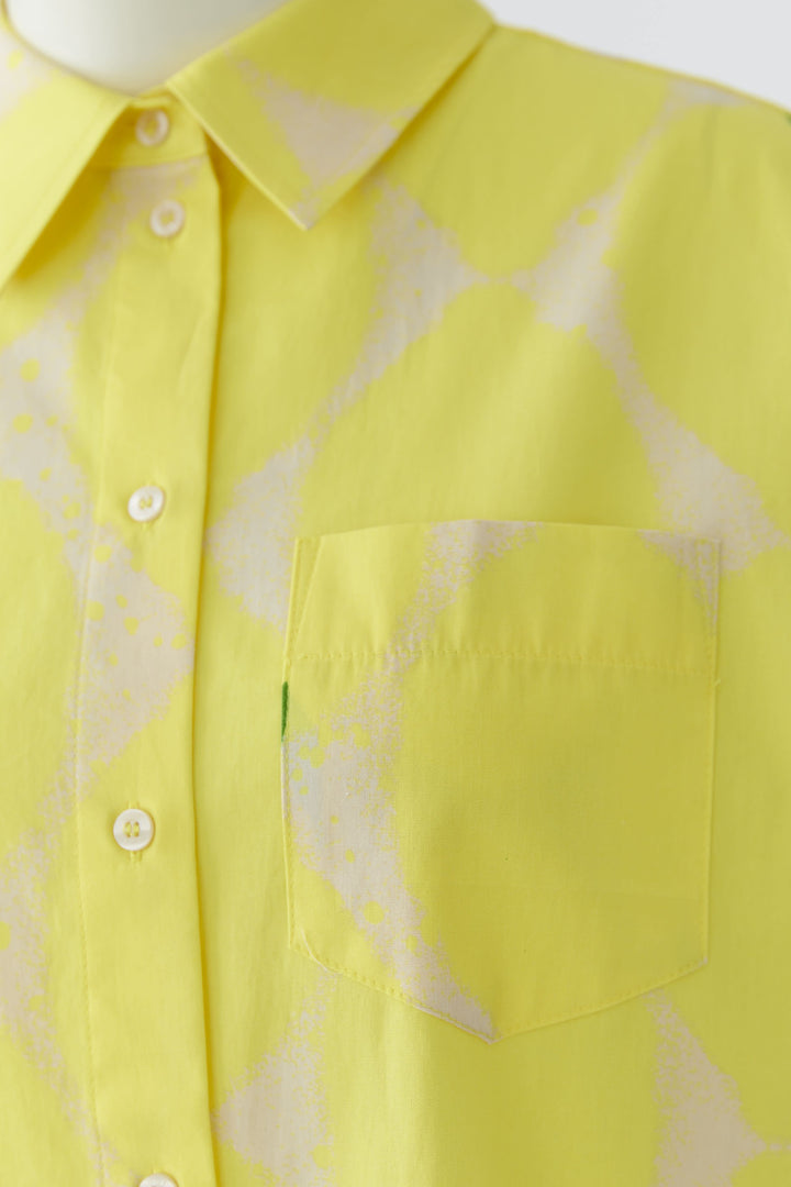 Robe chemise fluide imprimée jaune avec poche poitrine et col classique