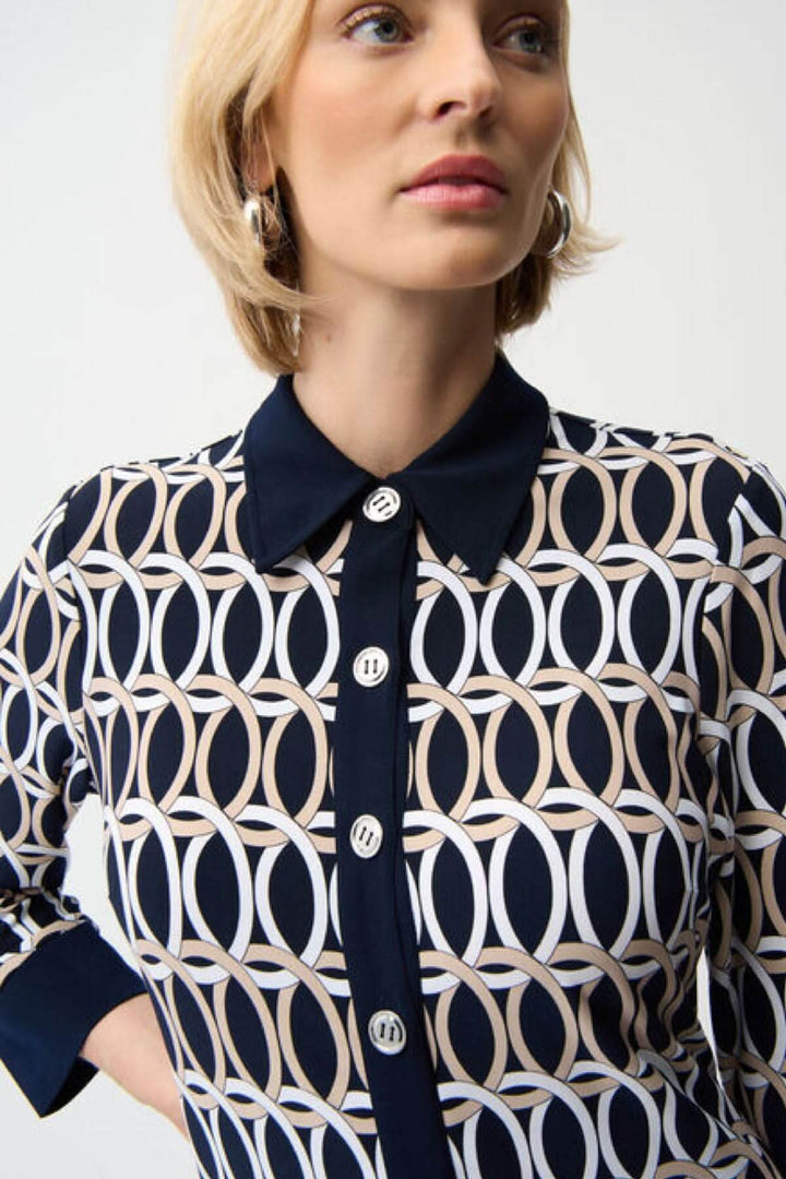 Robe chemisier imprimée graphique avec imprimé structuré et boutons classiques, idéale pour toutes les occasions.