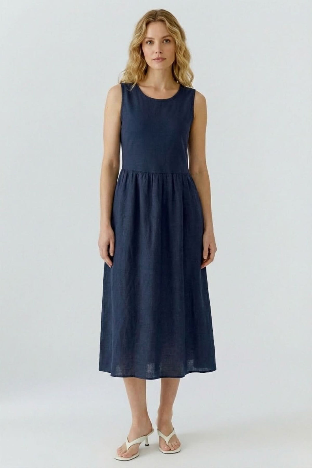 Robe coupe moderne élégante avec encolure élégante et longueur polyvalente pour un style simple et raffiné.