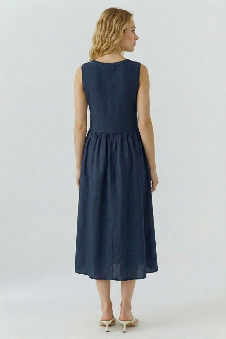 Robe coupe moderne élégante vue de dos, montrant la coupe légèrement ajustée et la longueur polyvalente de cette tenue raffinée.