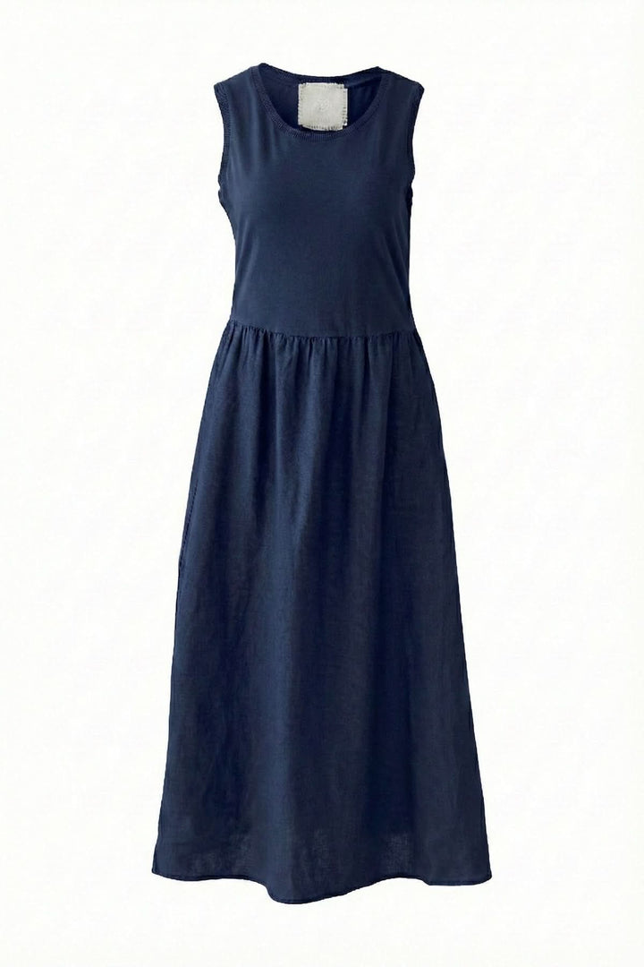 Robe coupe moderne élégante de couleur marine avec encolure élégante et longueur polyvalente, offrant confort et style.