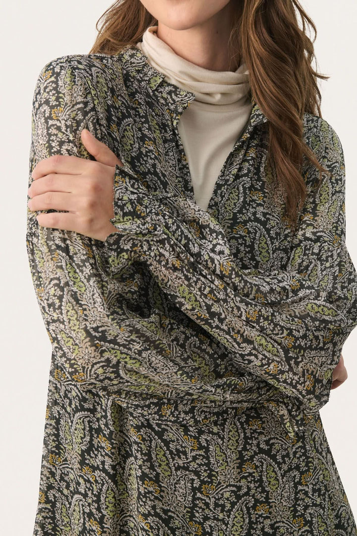 Robe courte Botella avec manches longues et motif floral, style élégant et fluide, encolure en V.