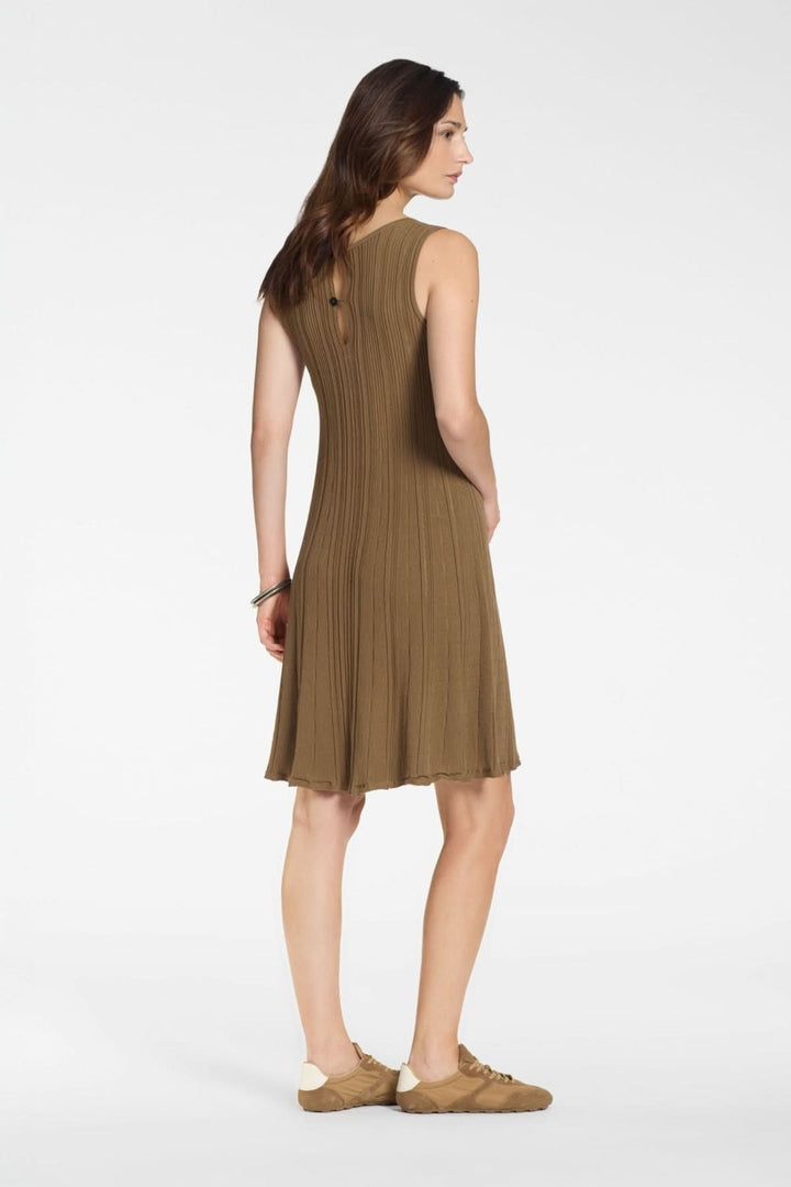Femme portant une robe courte en maille texturée sans manches marron, coupe ajustée et décontractée, vue de dos, avec chaussures assorties.