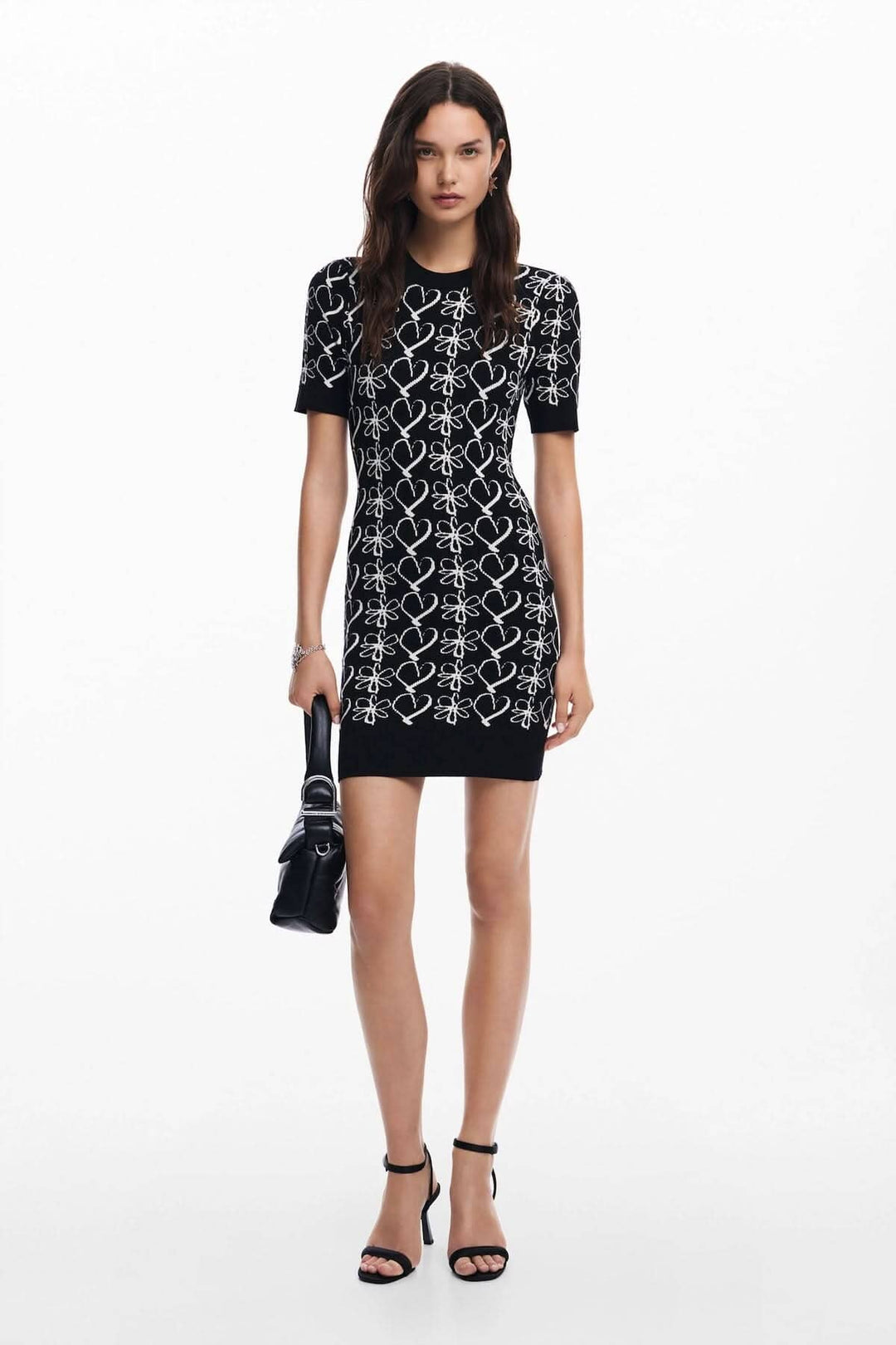Robe courte en maille à motif floral et cœurs, avec col ras du cou et manches courtes, style romantique.