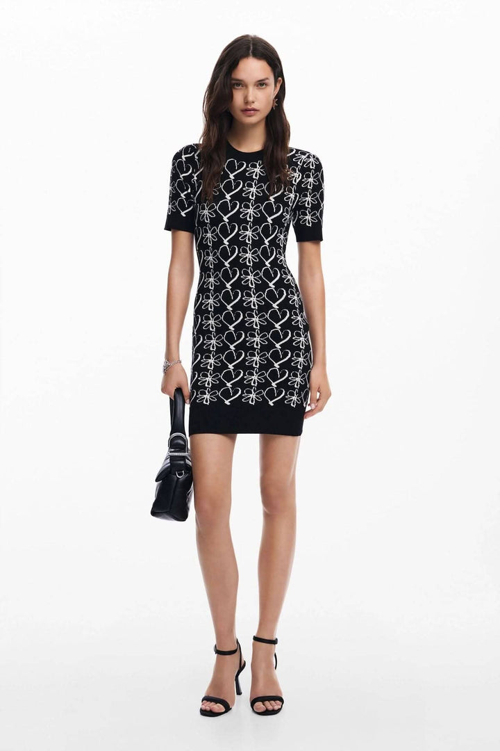 Robe courte en maille à motif floral et cœurs, avec col ras du cou et manches courtes, style romantique.