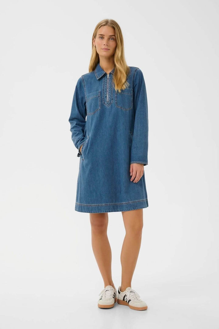 Robe en denim avec col chemise, coupe droite ample, longueur au-dessus du genou pour un look décontracté et élégant au quotidien.