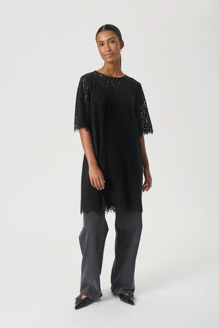 Robe en dentelle Vienne noire avec manches semi-transparentes, coupe légèrement évasée et longueur au genou pour événement chic.