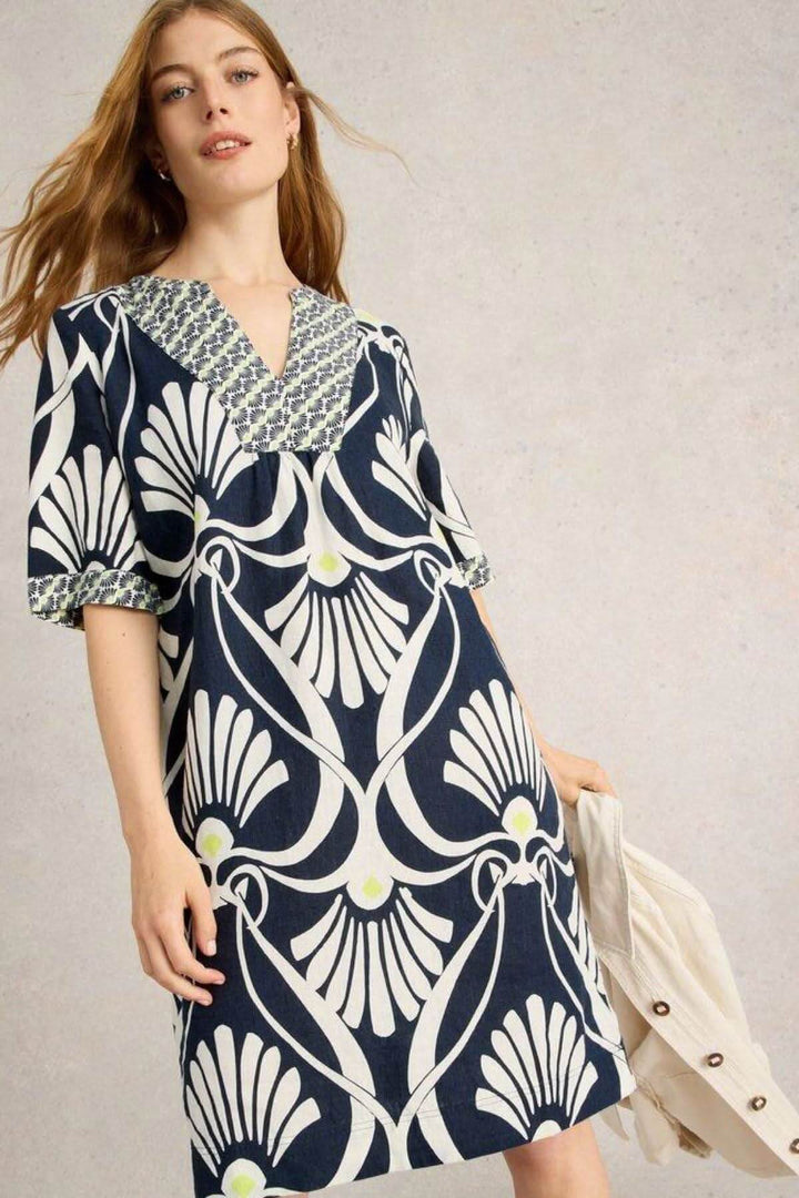 Robe en lin cendré à imprimé graphique, coupe ample, col en V, manches mi-longues, style chic et décontracté.
