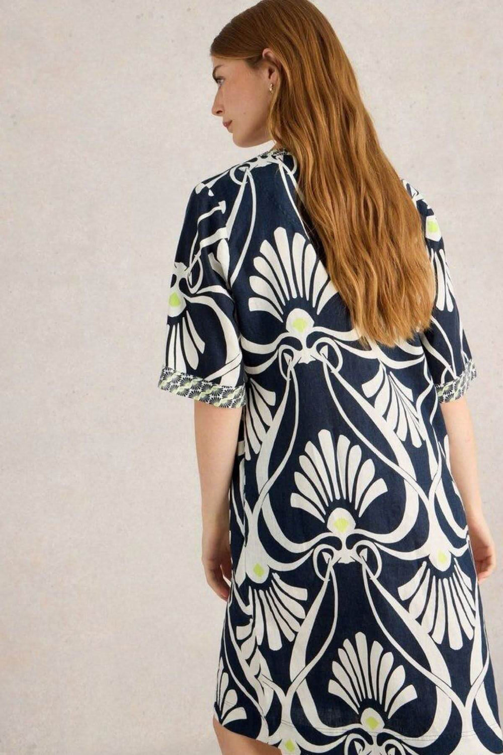 Robe en lin cendré à imprimé graphique, coupe ample et col en V, vue arrière sur modèle.