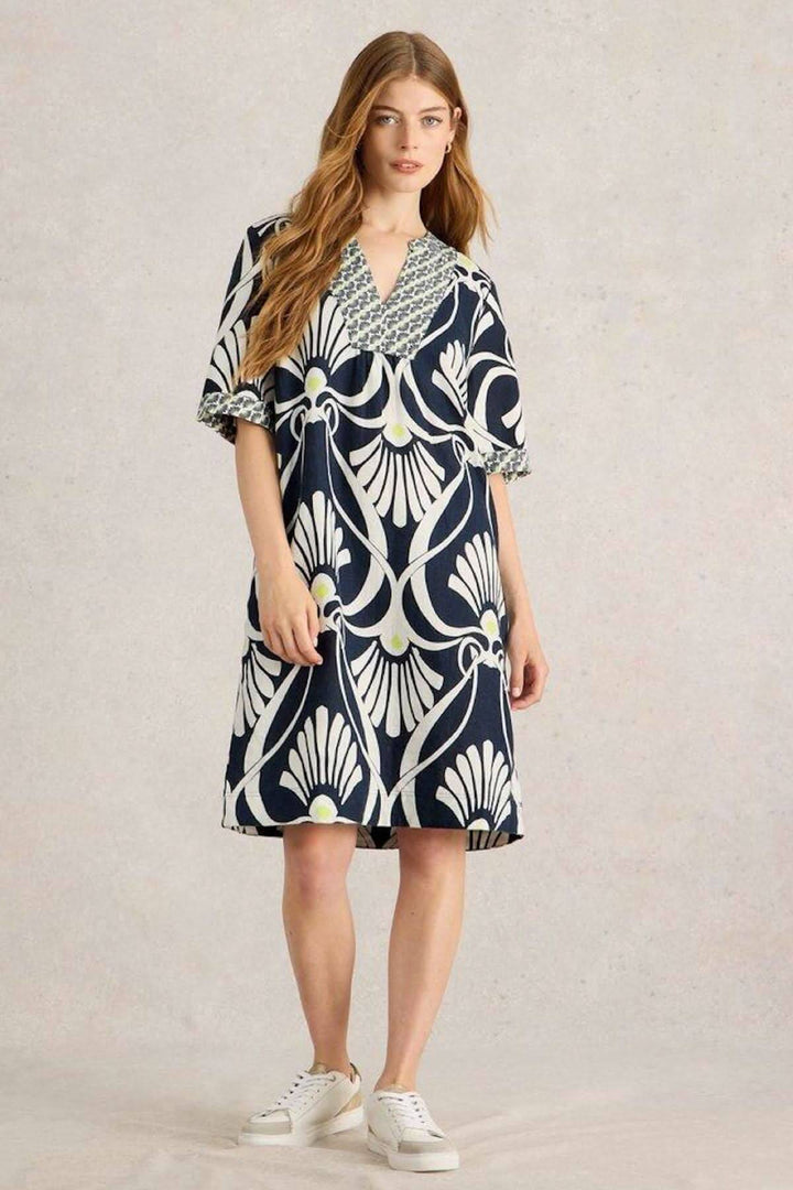 Robe en lin cendré à imprimé graphique, col en V, manches courtes, style chic et décontracté, portée avec des baskets.