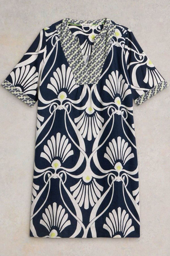 Robe en lin cendré avec imprimé graphique, col en V et manches courtes, style chic et décontracté.