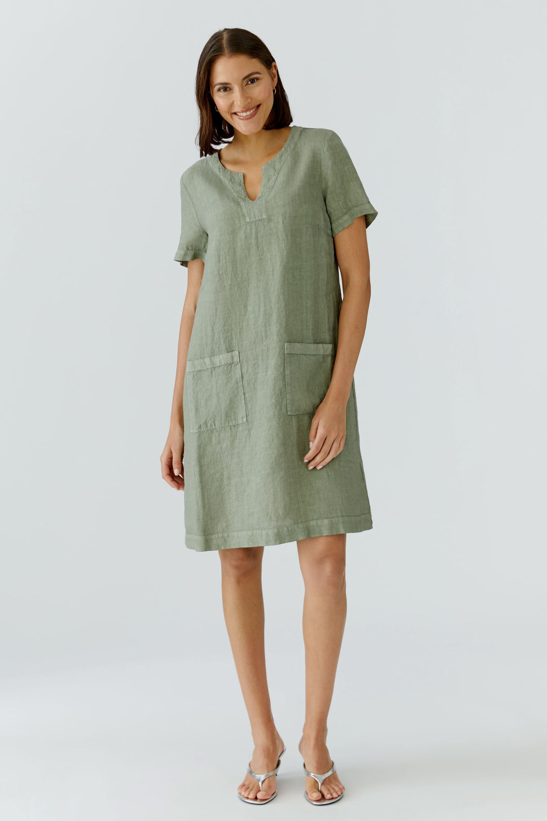 Robe en lin à manches courtes, style épuré avec encolure en V, poches plaquées frontales, idéale pour un look naturel et décontracté.