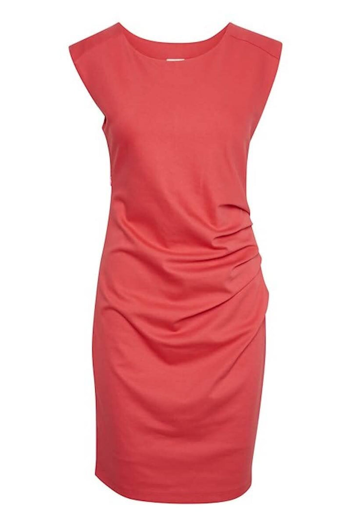 Robe froncée sur le côté en rouge, sans manches, encolure ronde, longueur genoux.