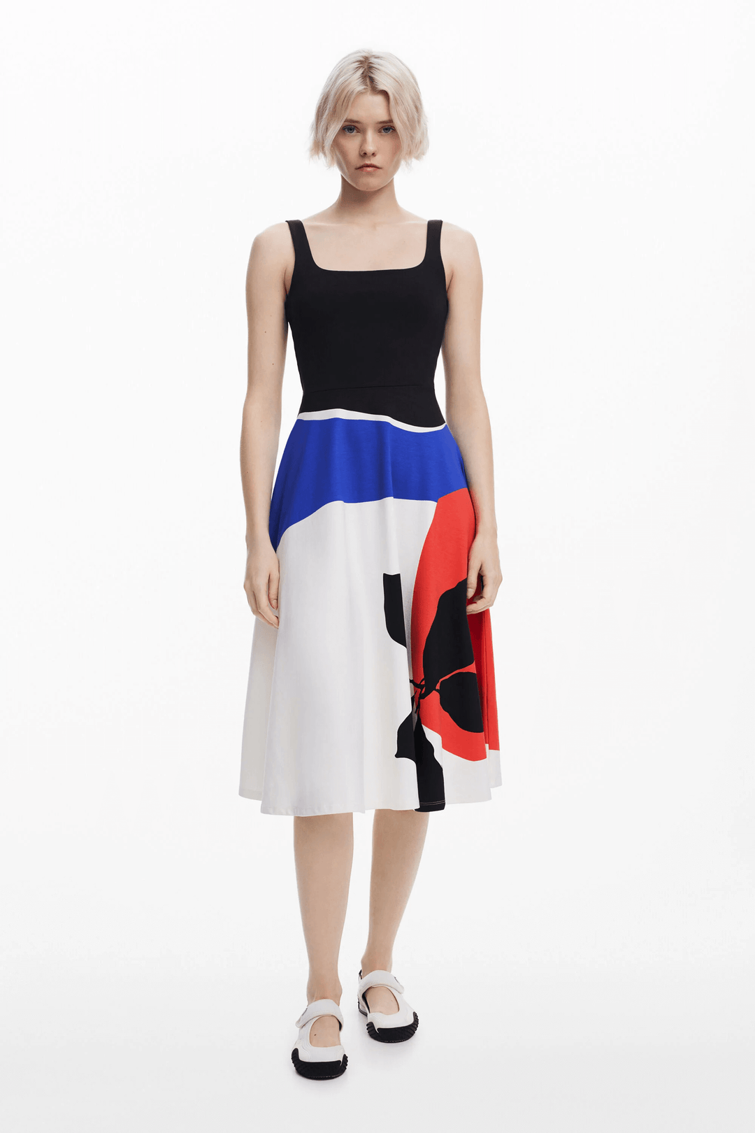 Robe à jupe évasée avec imprimé dynamique, col rond et bretelles, parfaite pour l'été.