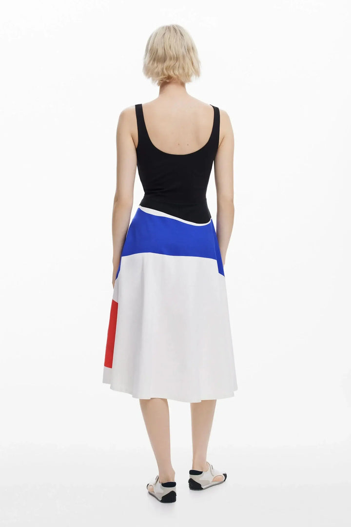 Robe midi évasée avec un haut noir et une jupe colorée bleue, rouge et blanche, vue de dos.