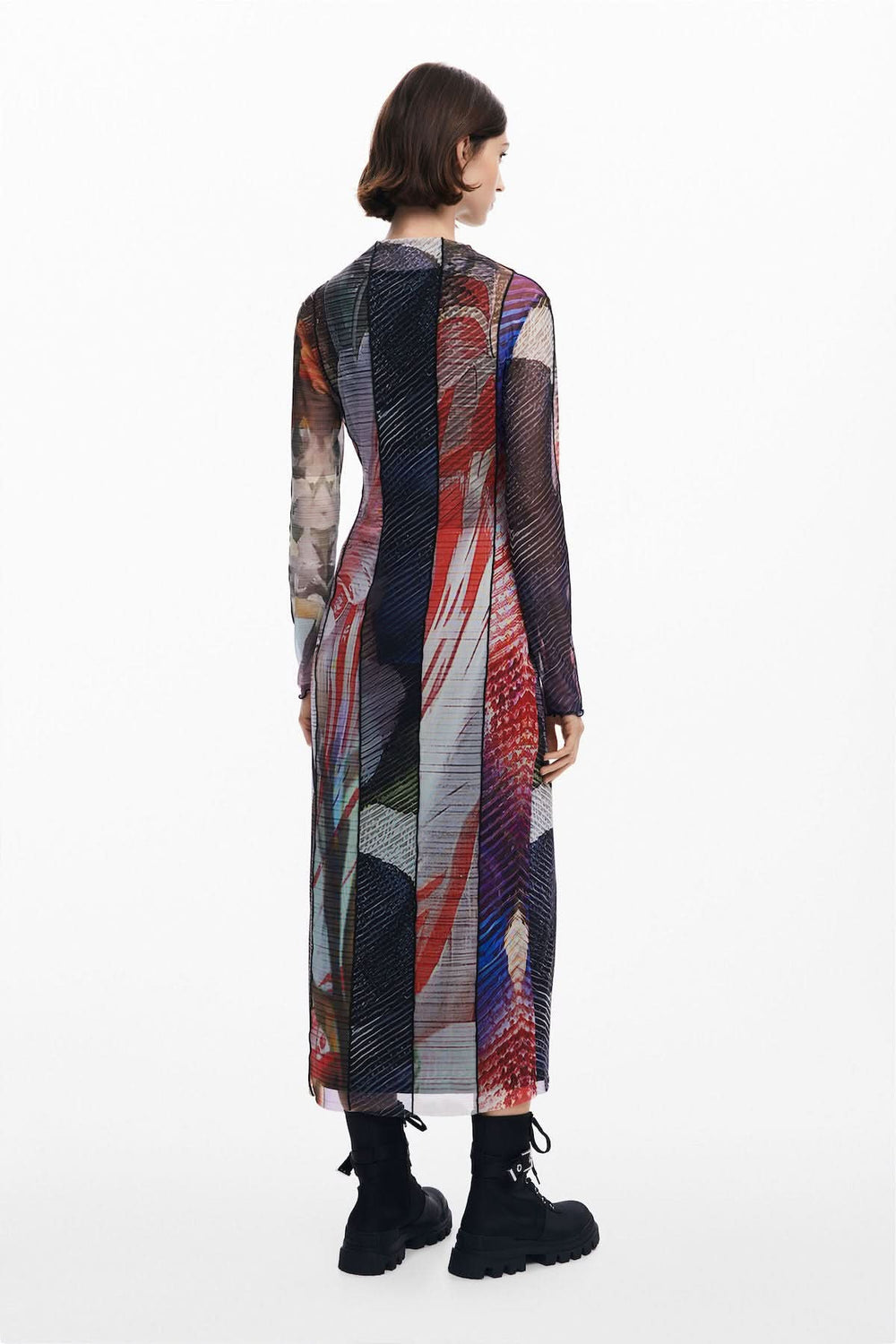 Robe longue en tulle imprimé avec motif floral, look délicat et romantique, manches longues et col ras du cou.