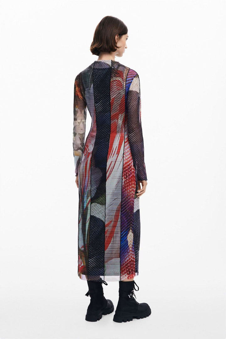 Robe longue en tulle imprimé avec motif floral, look délicat et romantique, manches longues et col ras du cou.