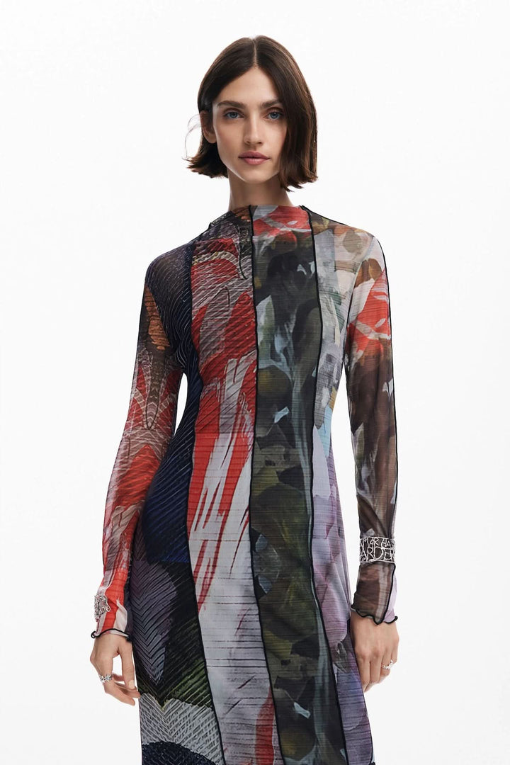 Robe longue en tulle à manches longues avec impression florale et coupe slim, idéale pour un look délicat et romantique.