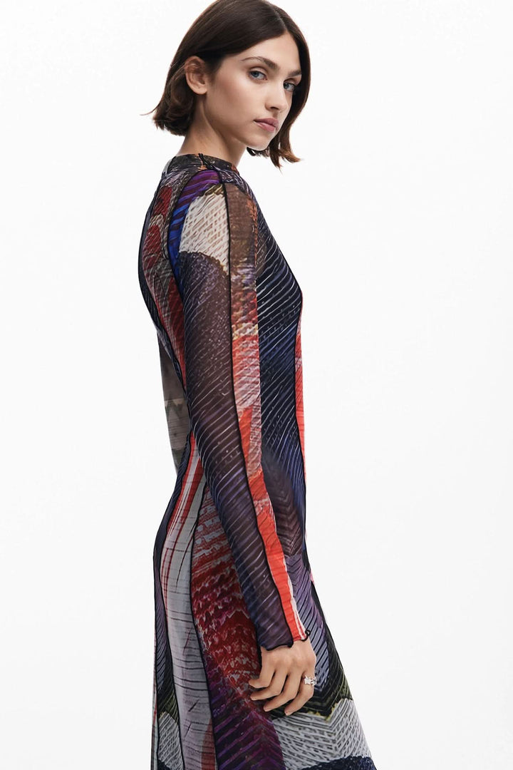 Robe longue en tulle à manches longues avec imprimé floral coloré, style élégant et délicat.