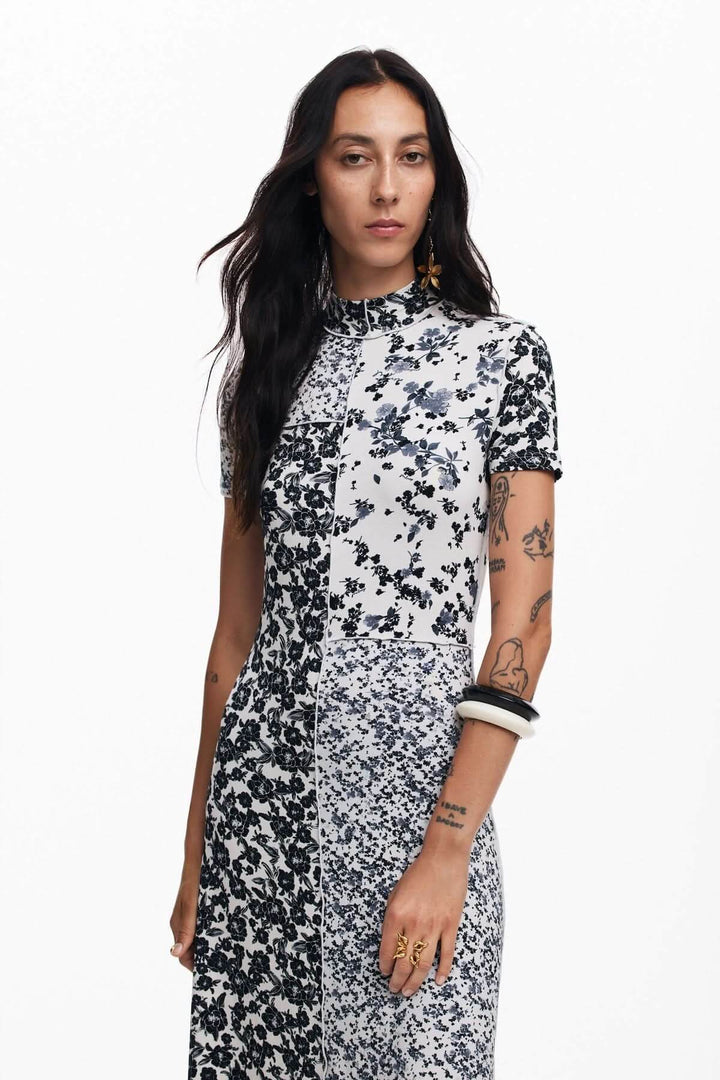 Robe longue à imprimé floral, manches courtes avec col montant, offrant confort et élégance.