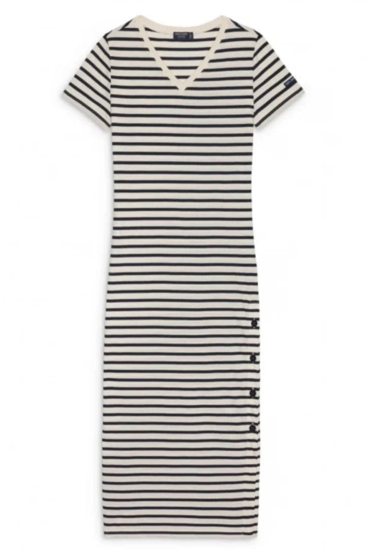 Robe longue rayée Eze avec encolure en V, boutons décoratifs sur le côté et coupe ajustée, idéale pour un look chic et décontracté.