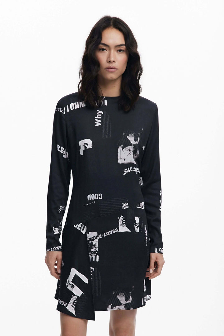 Robe manches longues avec imprimé typographique street-art noir et blanc, coupe droite moderne, idéale pour un look urbain affirmé.