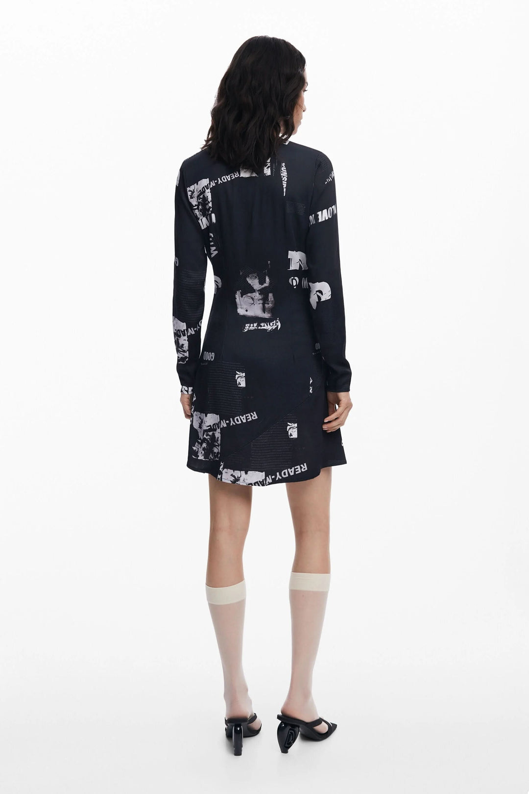 Vue arrière de la Robe manches longues avec imprimé typographique noir et blanc, coupe droite et élégante.