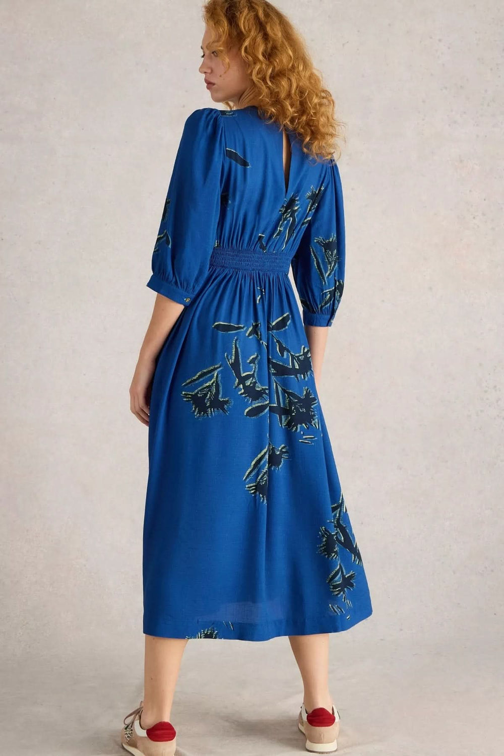 Robe mi-longue Lucy en viscose Ecovero, col en V, manches 3/4, style élégant avec imprimé floral.