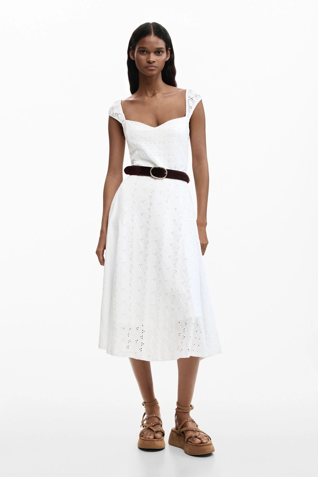 Robe midi brodée blanche avec encolure cœur et jupe évasée, élégance estivale raffinée et intemporelle.
