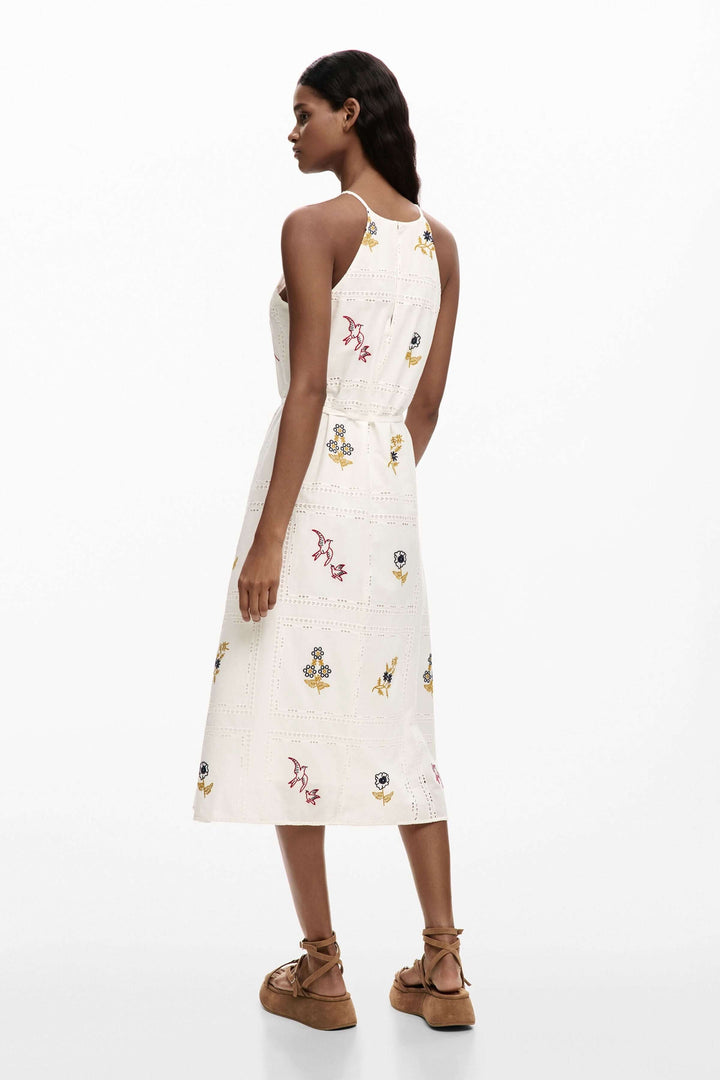 Robe midi à broderies délicates avec coupe fluide et ceinture à nouer, idéale pour l&