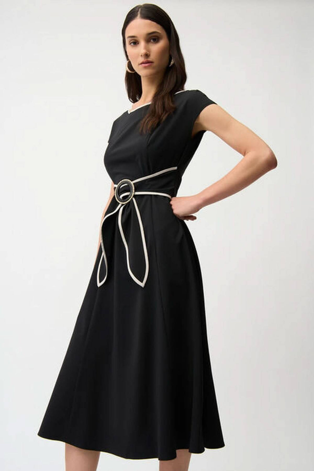 Robe midi ceinturée noire chic avec ceinture anneau, look minimaliste, manches courtes cap sleeves, encolure bateau.
