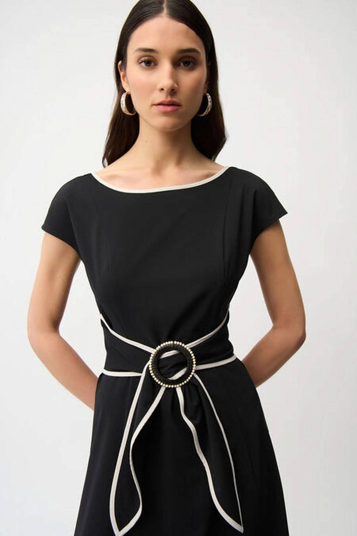 Robe midi ceinturée noire avec liseré contrastant, encolure bateau et ceinture à boucle anneau, chic pour le bureau ou événements.