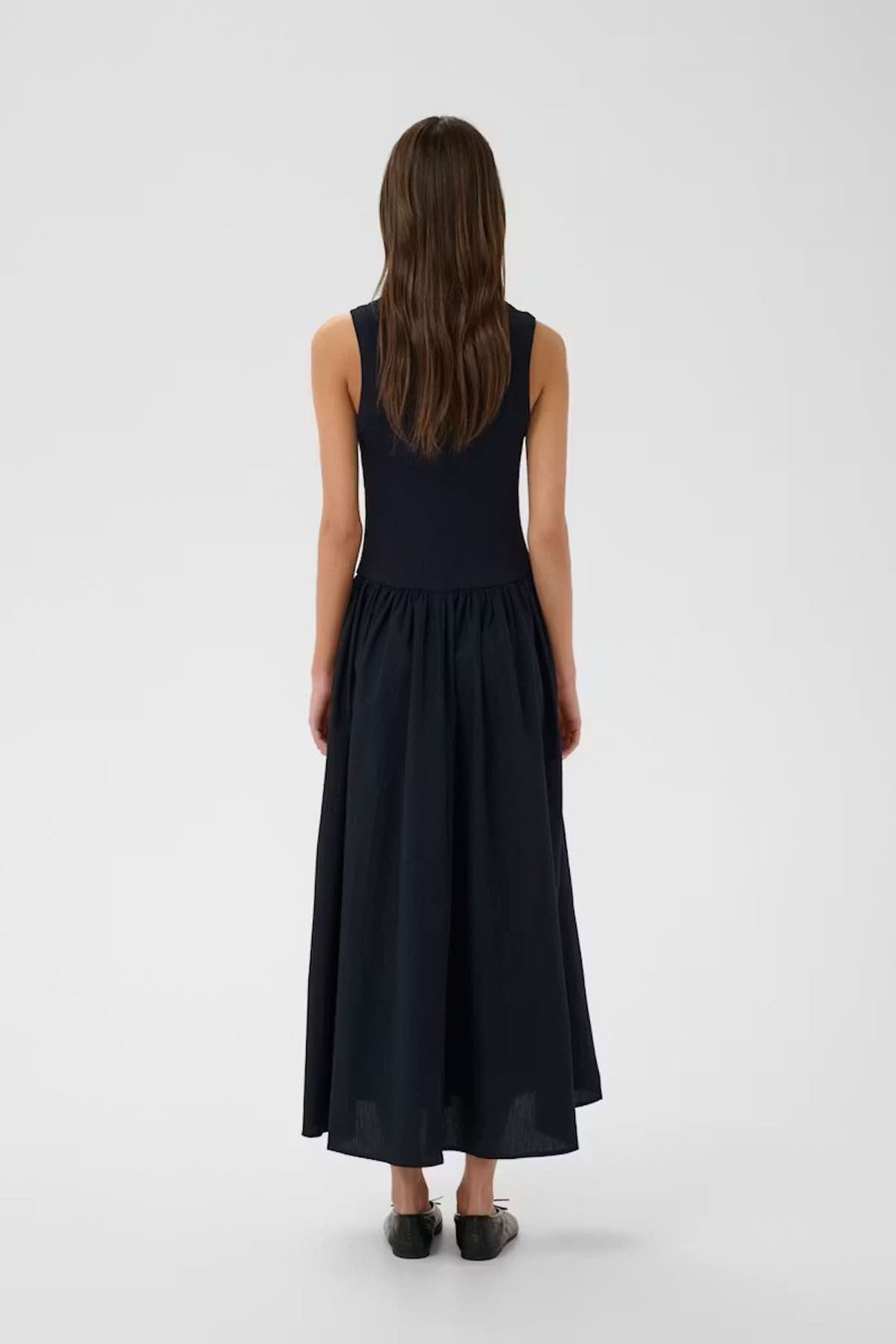 Vue arrière de la robe midi sans manches Dagnama montrant une silhouette féminine avec haut ajusté et jupe ample.