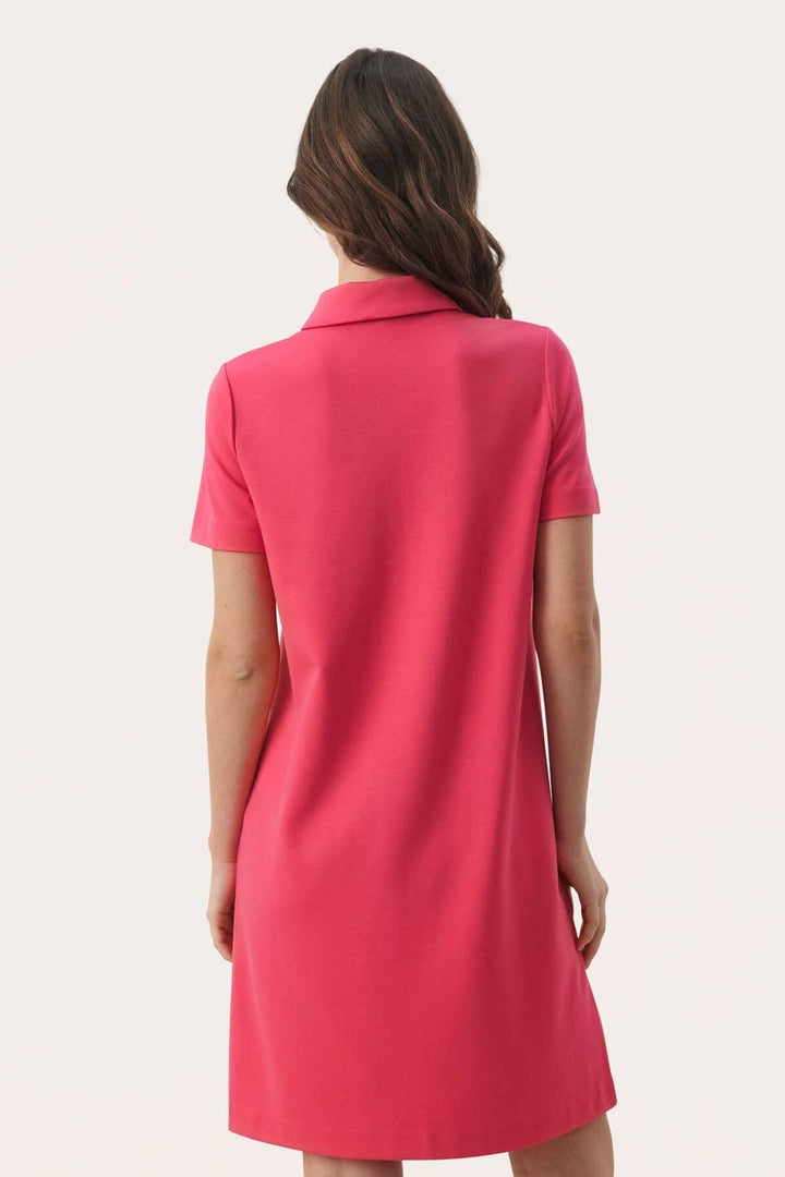 Robe polo Elivia rose au dos, coupe confortable avec manches courtes, idéale pour occasions décontractées.