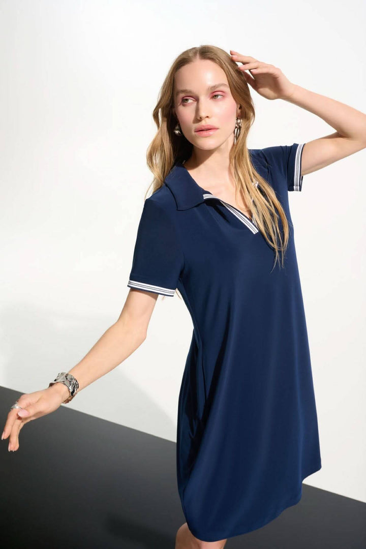 Modèle portant une robe polo à col contrasté bleue avec bordures rayées, style décontracté et élégant pour l&