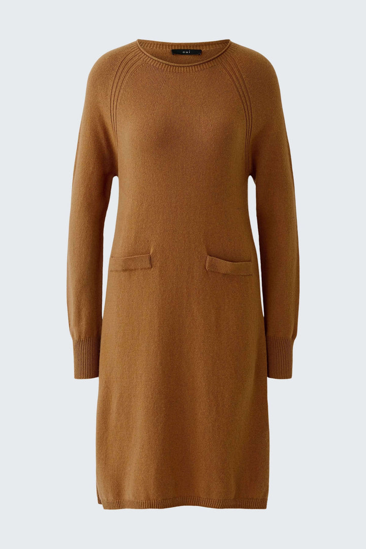 Robe tricotée à manches longues et poches plaquées en maille douce, avec finitions côtelées, parfaite pour une tenue automnale élégante.