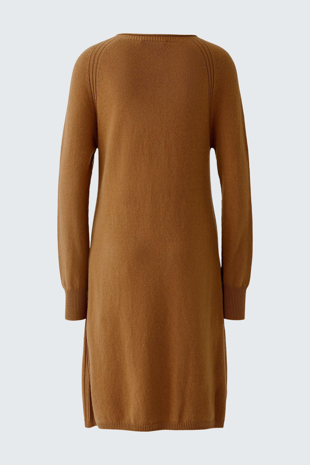 Robe tricotée à manches longues et poches plaquées en maille marron vue de dos, avec manches longues et finitions côtelées élégantes.