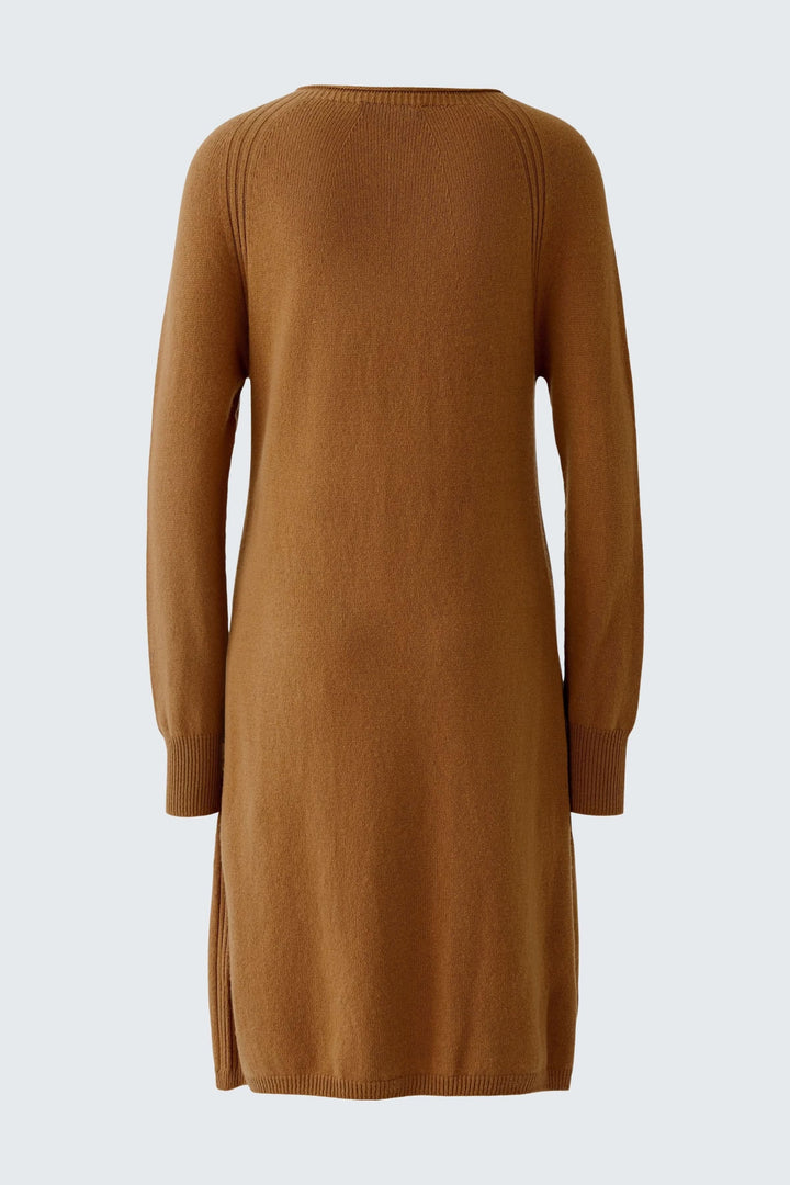 Robe tricotée à manches longues et poches plaquées en maille marron vue de dos, avec manches longues et finitions côtelées élégantes.