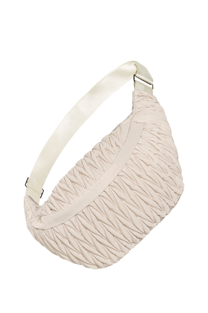 Sac bandoulière matelassé Samy Bumbag avec texture froncée, bandoulière ajustable, forme demi-lune ergonomique à la mode urbaine.