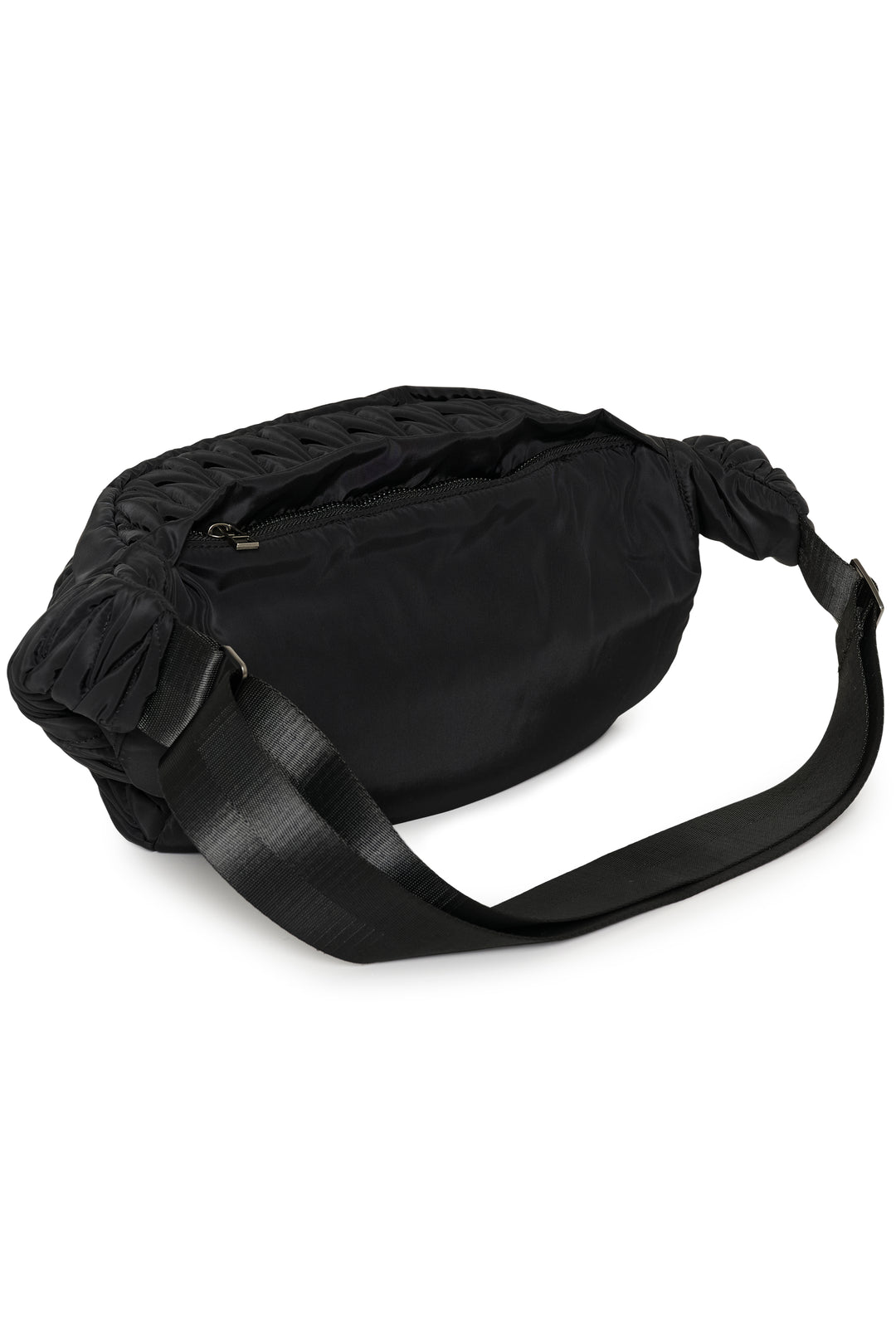 Sac bandoulière matelassé Samy Bumbag noir, texture froncée, bandoulière ajustable, design demi-lune, style moderne et ergonomique.