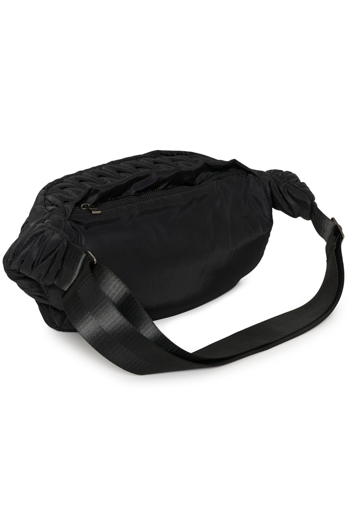 Sac bandoulière matelassé Samy Bumbag noir, texture froncée, bandoulière ajustable, design demi-lune, style moderne et ergonomique.